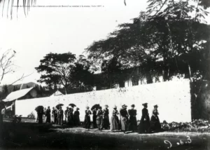 Le bagne de Nouvelle Calédonie,  Les femmes condamnées de Bourail se rendant à la messe Vers 1897 , photo Archive de Nouvelle Calédonie, Evenor de Greslan, Heata-Nui, Lifeschool